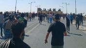متظاهرون يعبرون الحاجز الأول من جسر الجمهورية وسط بغداد